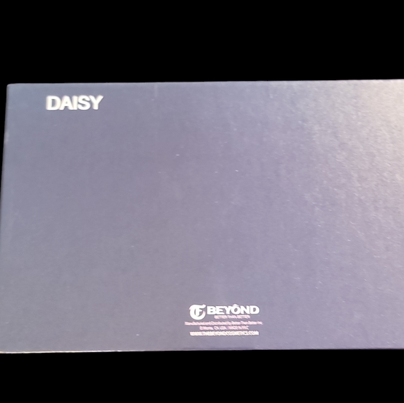 Beyond Daisy 18pcs Eyeshadow Pallet - Picture 3 of 3